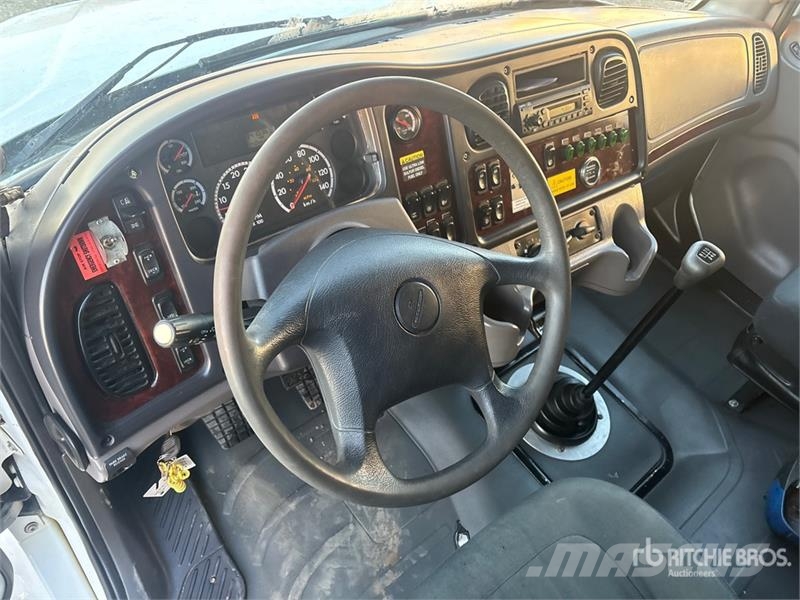 Freightliner PM 6280 lb Knuckle Boom on Freightliner M2106 4x2 Automobiliniai kranai