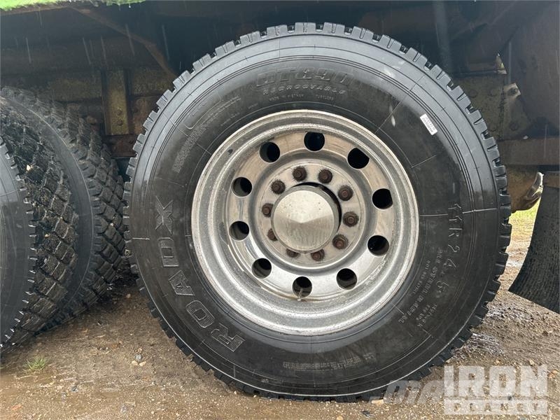 Freightliner Rebel on Freightliner Coronado 122SD 8x6 Sleeper コンバイン/バキュームトラック