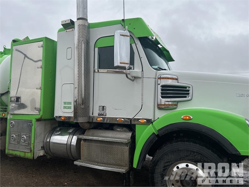 Freightliner Rebel on Freightliner Coronado 122SD 8x6 Sleeper コンバイン/バキュームトラック