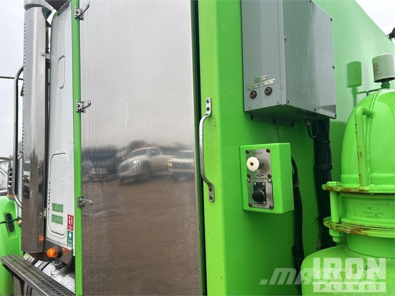 Freightliner Rebel on Freightliner Coronado 122SD 8x6 Sleeper コンバイン/バキュームトラック
