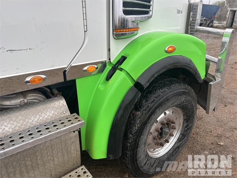 Freightliner Rebel on Freightliner Coronado 122SD 8x6 Sleeper コンバイン/バキュームトラック