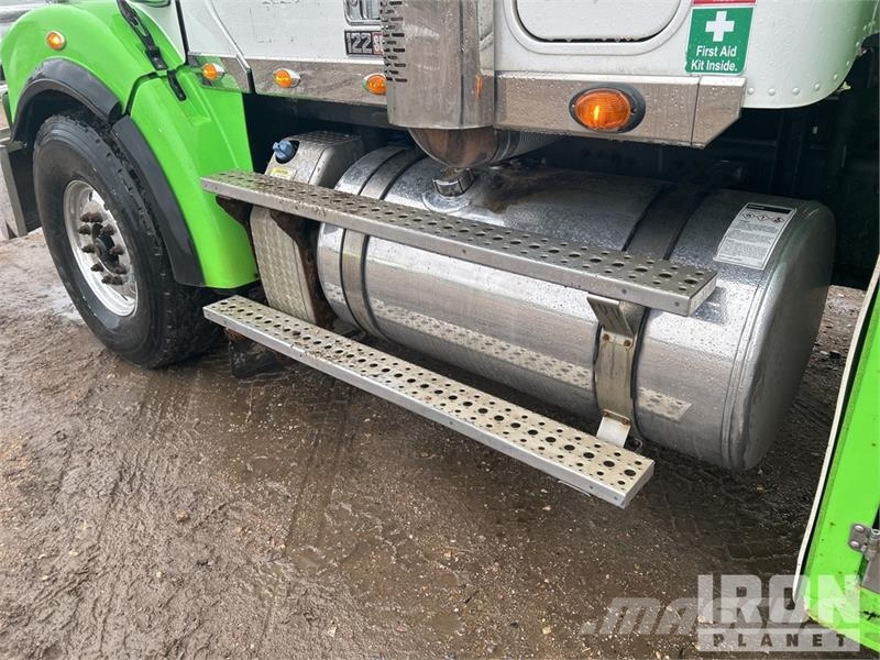 Freightliner Rebel on Freightliner Coronado 122SD 8x6 Sleeper コンバイン/バキュームトラック