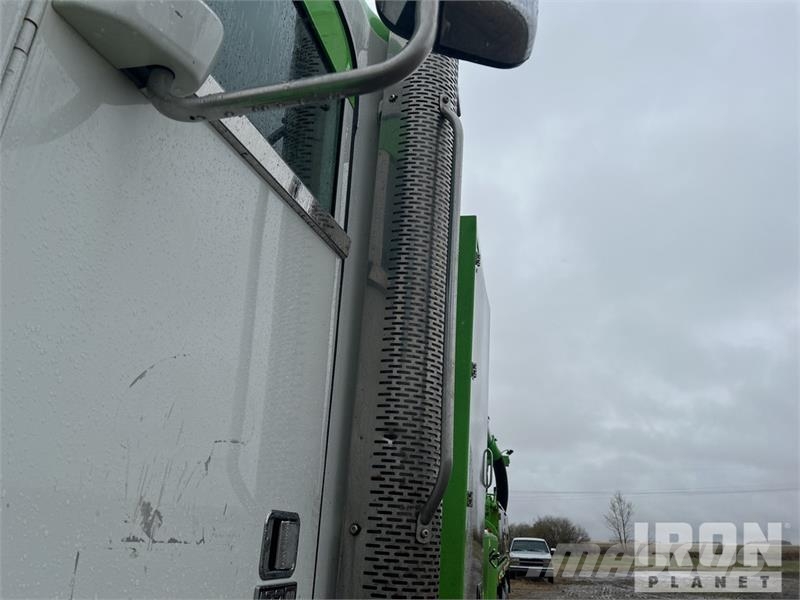 Freightliner Rebel on Freightliner Coronado 122SD 8x6 Sleeper コンバイン/バキュームトラック