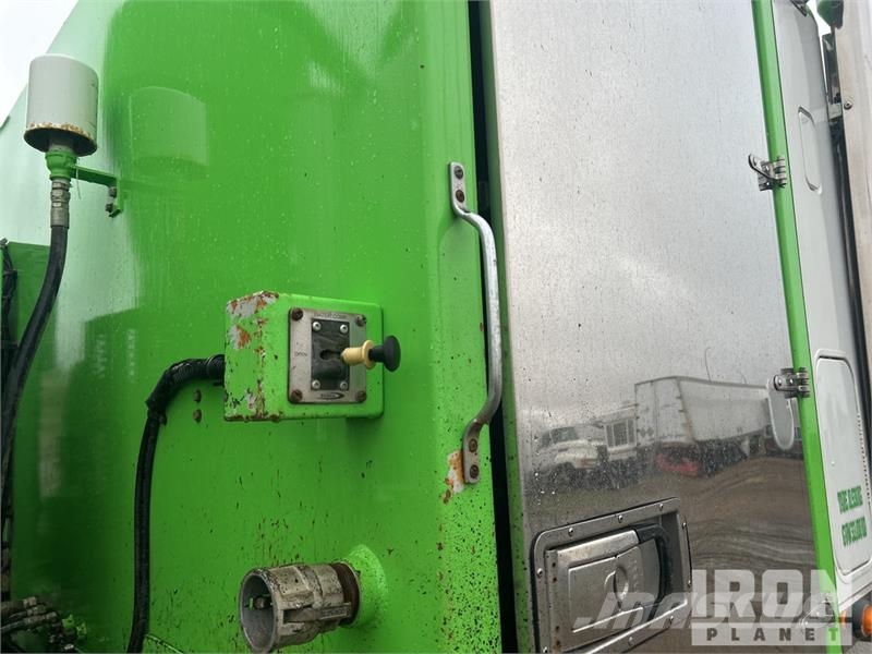 Freightliner Rebel on Freightliner Coronado 122SD 8x6 Sleeper コンバイン/バキュームトラック