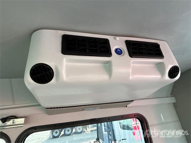 Freightliner S2C 4x2 45-Seat Bus Minibusse