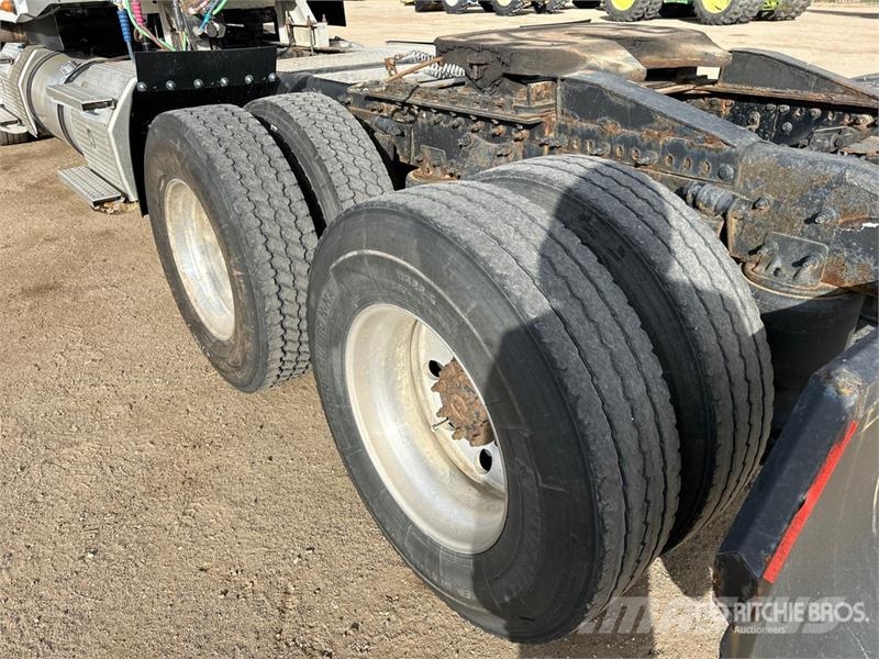 Freightliner SD122 6x4 T/A Sleeper Truck Tractor Тягачі