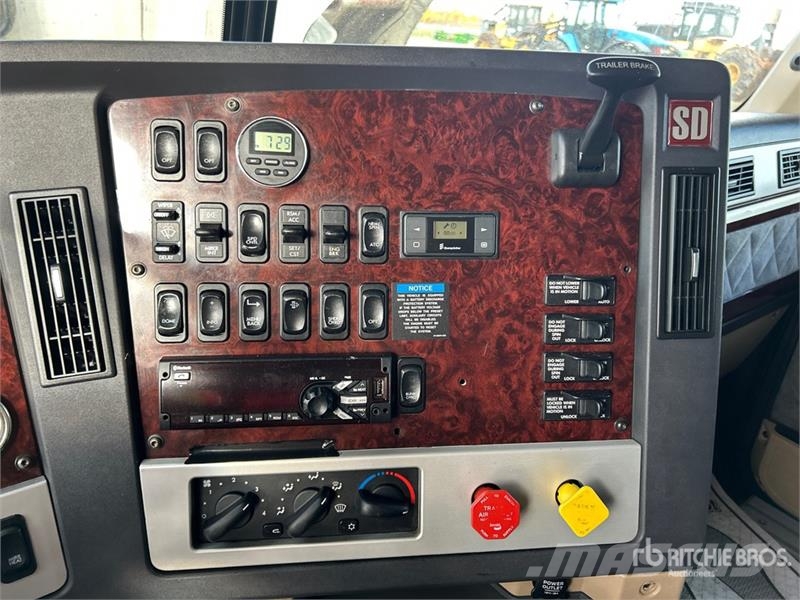 Freightliner SD122 6x4 T/A Sleeper Truck Tractor Тягачі
