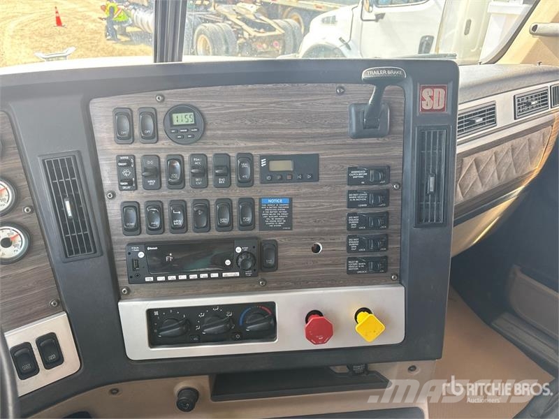 Freightliner SD122 6x4 T/A Sleeper Truck Tractor Tractor Units