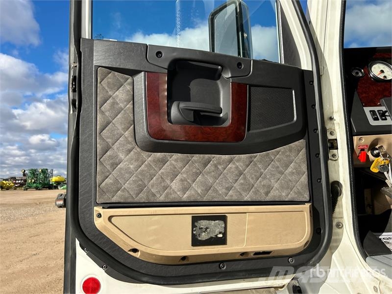 Freightliner SD122 6x4 T/A Sleeper Truck Tractor Тягачі