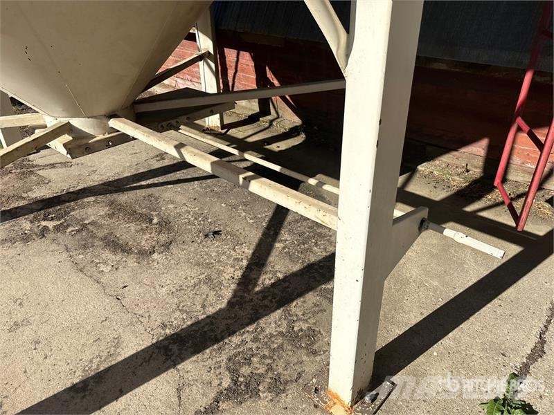 Friesen +/- 75 ton 3 Ring Fertilizer Hopper Grain Bin وحدات / آلات معالجة المحاصيل وتخزينها - أخرى