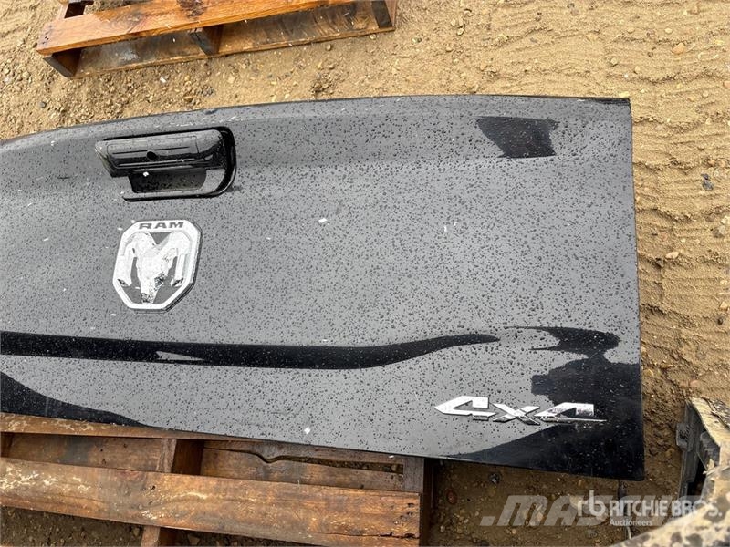  Front Bumper and Tailgate to fit 2021 Ram 3500 مكونات أخرى