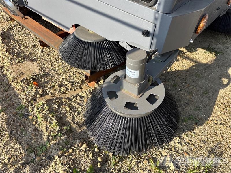  FS S19 Ride-On Electric Floor Sweeper Muut sadonkorjuukoneet
