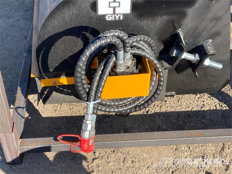 GIYI GY-BS72 72 in Skid Steer Sweeper (Unused) Børster