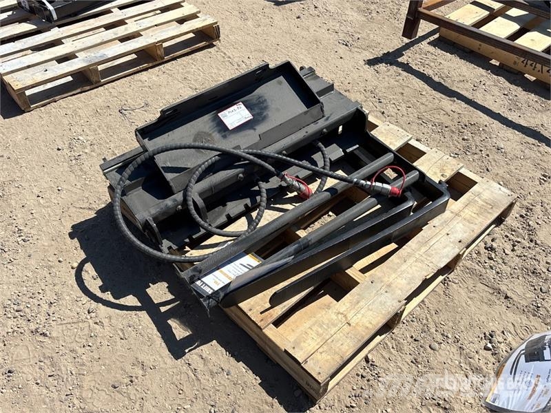 GIYI GY-CYHC 30 in Mini Skid Steer Forks (Unused) Вили