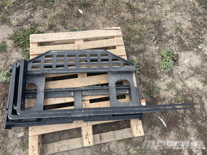 GIYI GY-DHC 60 in Skid Steer Forks Fourche