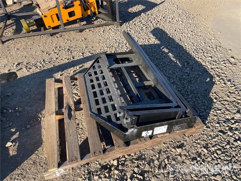 GIYI GY-DHC 60 in Skid Steer Forks (Unused) Fourche
