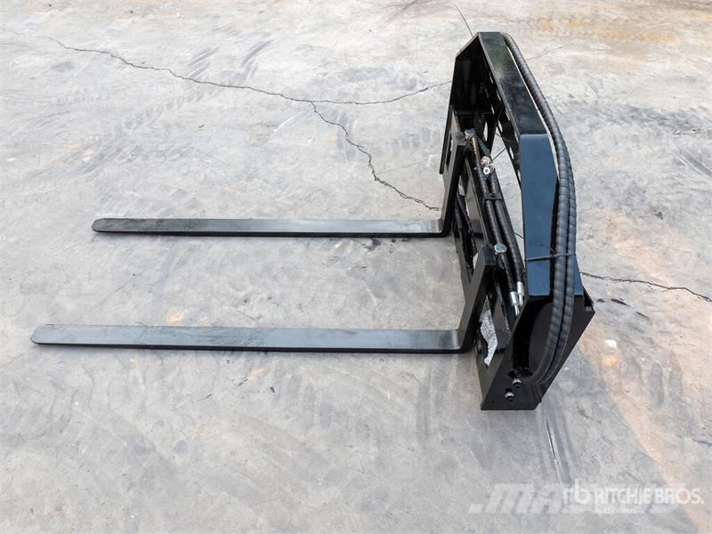  GIYI GY-SF60 60 in Skid Steer Forks (Unused) Widły