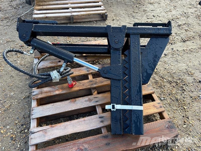  GIYI GY-TP25 25 in Skid Steer Post Puller (Unused) مكونات أخرى