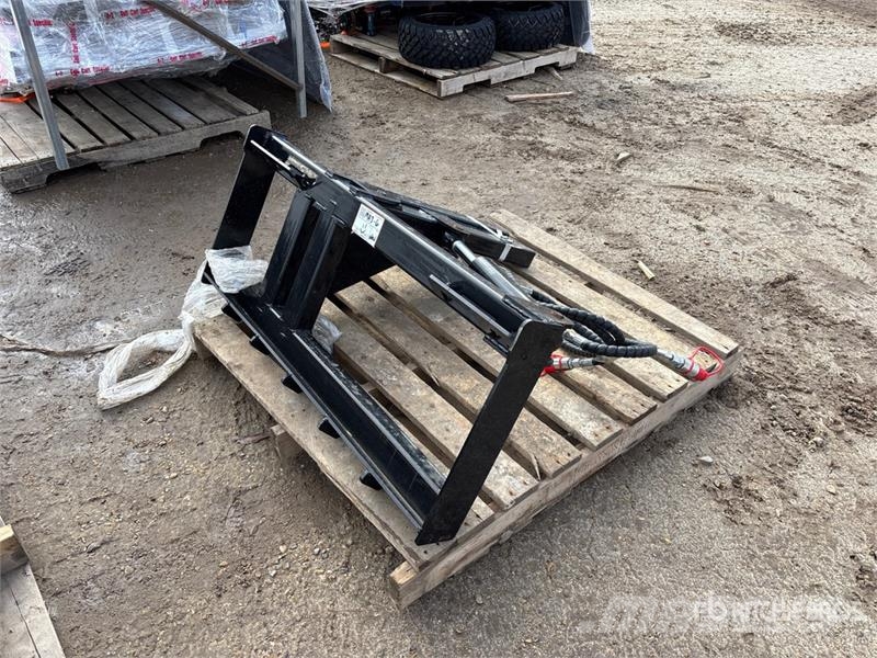  GIYI GY-TP25 25 in Skid Steer Post Puller (Unused) مكونات أخرى