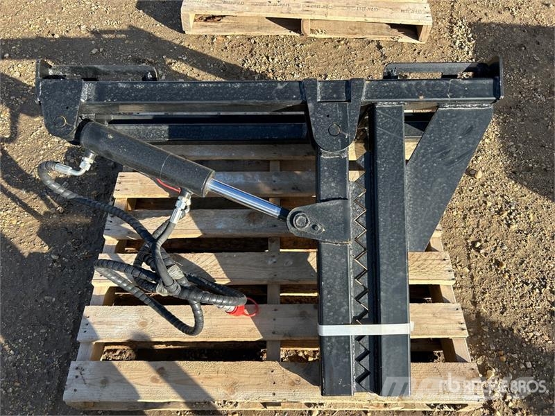  GIYI GY-TP45 25 in Skid Steer Post Puller (Unused) مكونات أخرى