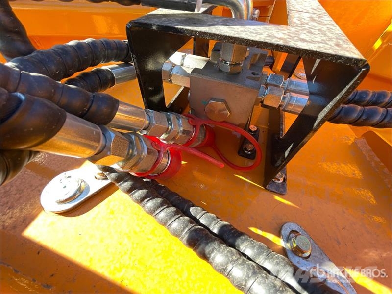 GIYI GY-VSB74 74 in V-Shaped Skid Steer Snow Blade Lâminas e arados de neve