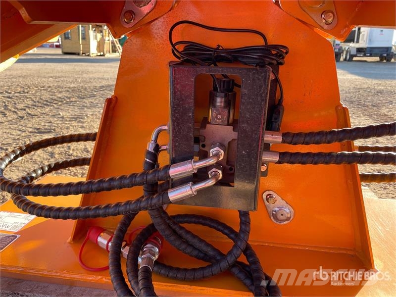 GIYI GY-VSB74 74 in V-Shaped Skid Steer Snow Blade Sneskovle og -plove
