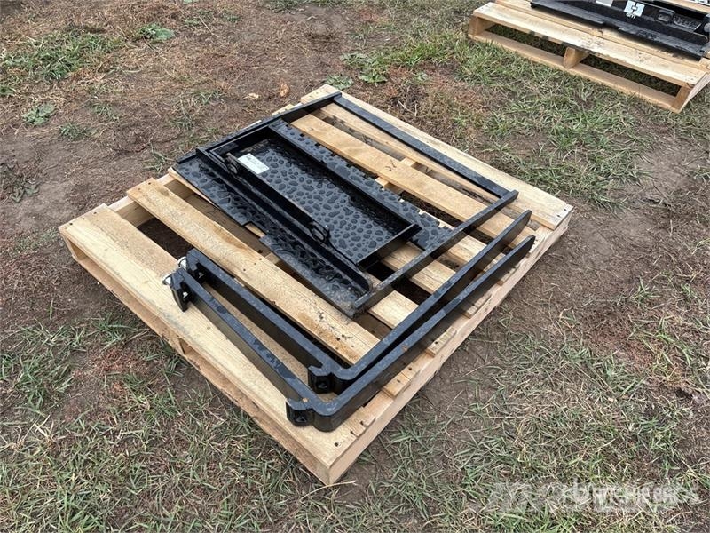  GIYI GY-XHC 29 in Mini Skid Steer Forks (Unused) 叉