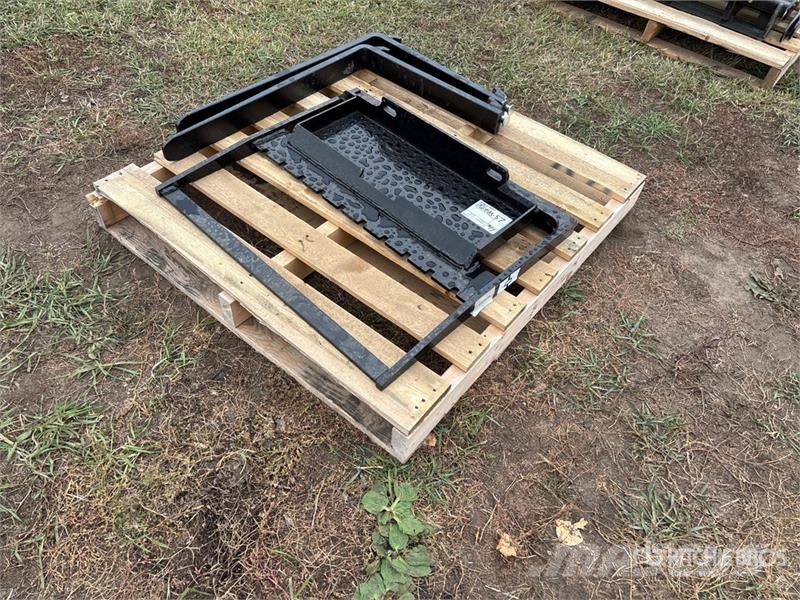  GIYI GY-XHC 29 in Mini Skid Steer Forks (Unused) 叉