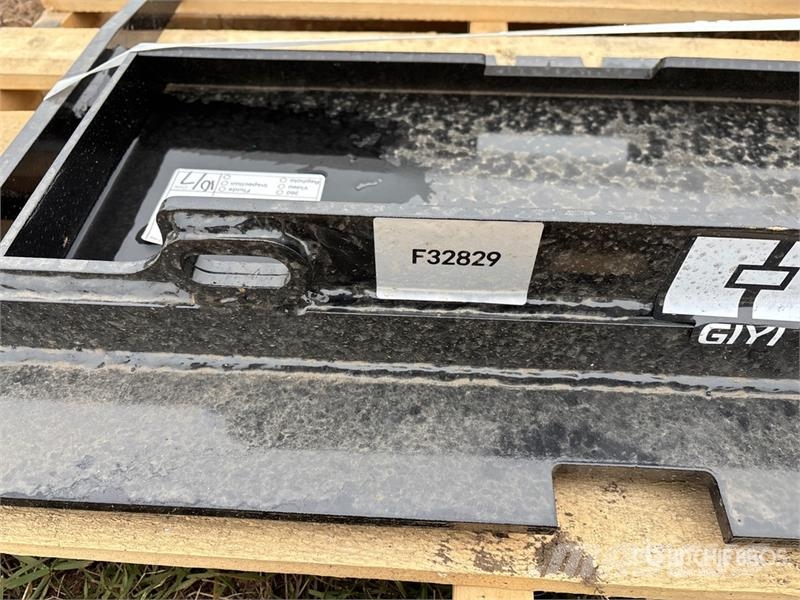  GIYI GY-XHC 29 in Mini Skid Steer Forks (Unused) 叉