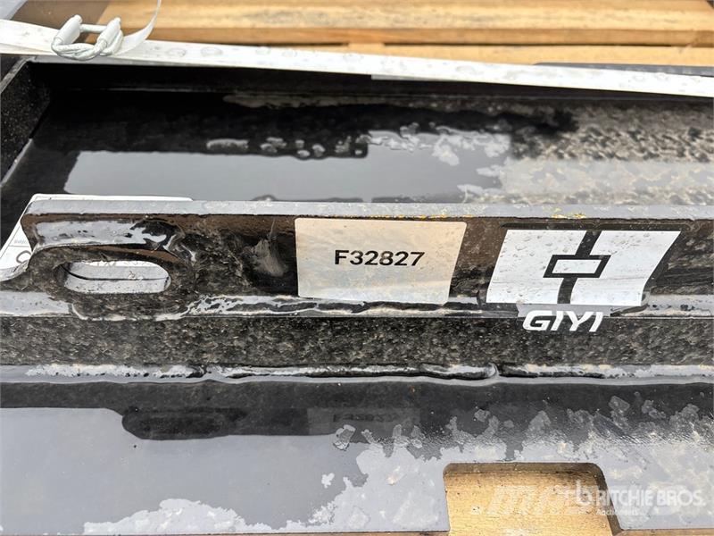  GIYI GY-XHC 29 in Mini Skid Steer Forks (Unused) 叉