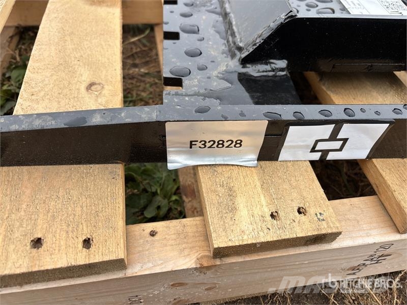  GIYI GY-XHC 29 in Mini Skid Steer Forks (Unused) 叉