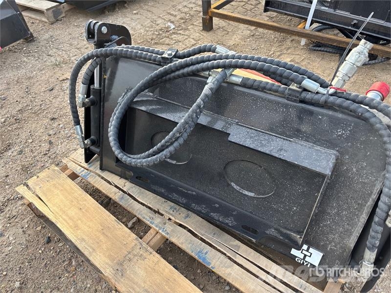  GIYI GY-XKH39 39 in Multi-Purpose Mini Skid Steer  Cucharones