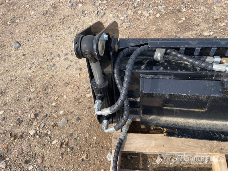 GIYI GY-XKH39 39 in Multi-Purpose Mini Skid Steer 挖斗