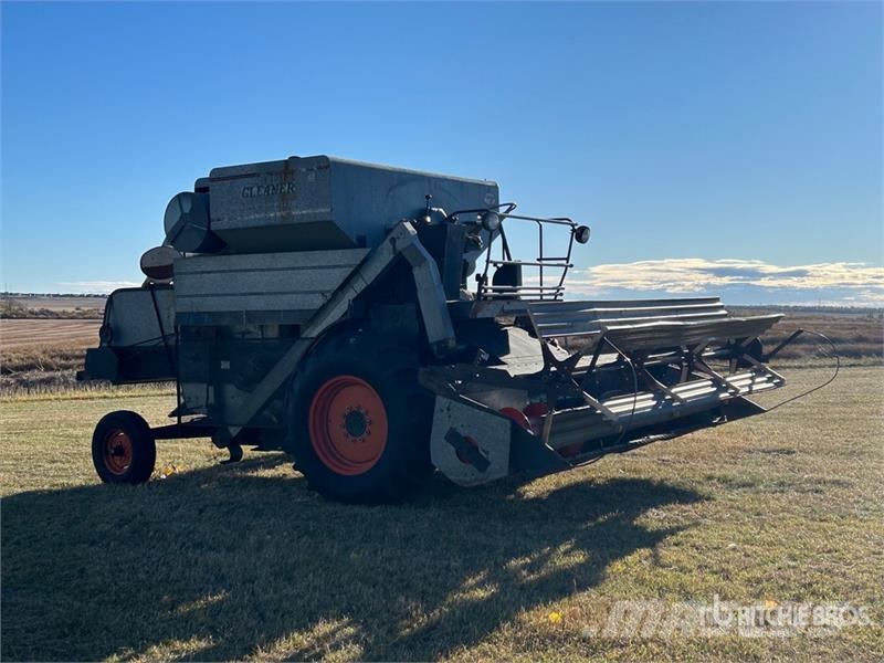 Gleaner A Combine Harvester Kombajni