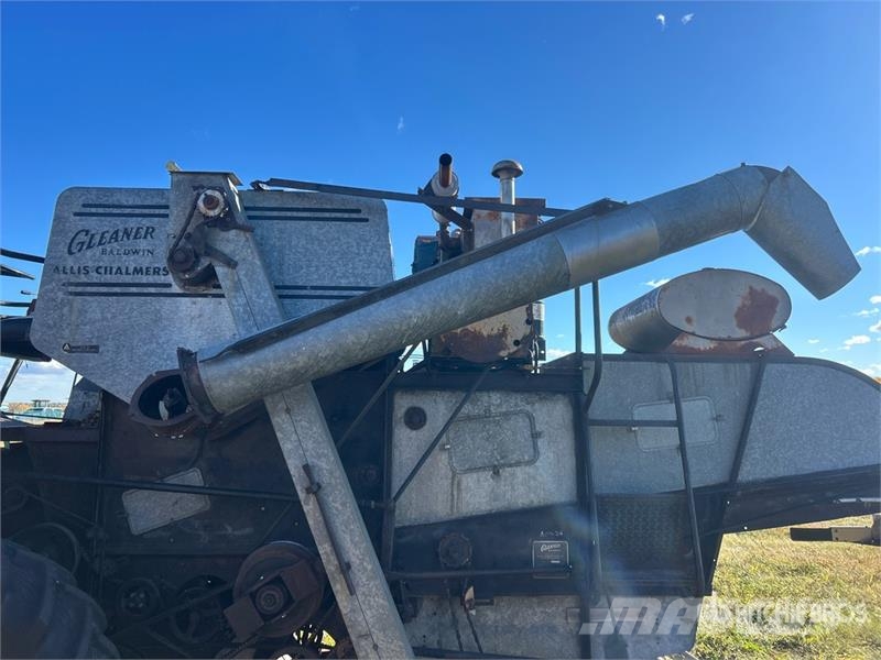 Gleaner Combine Harvester Kombajni