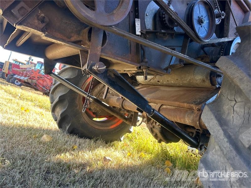 Gleaner Combine Harvester Kombajni