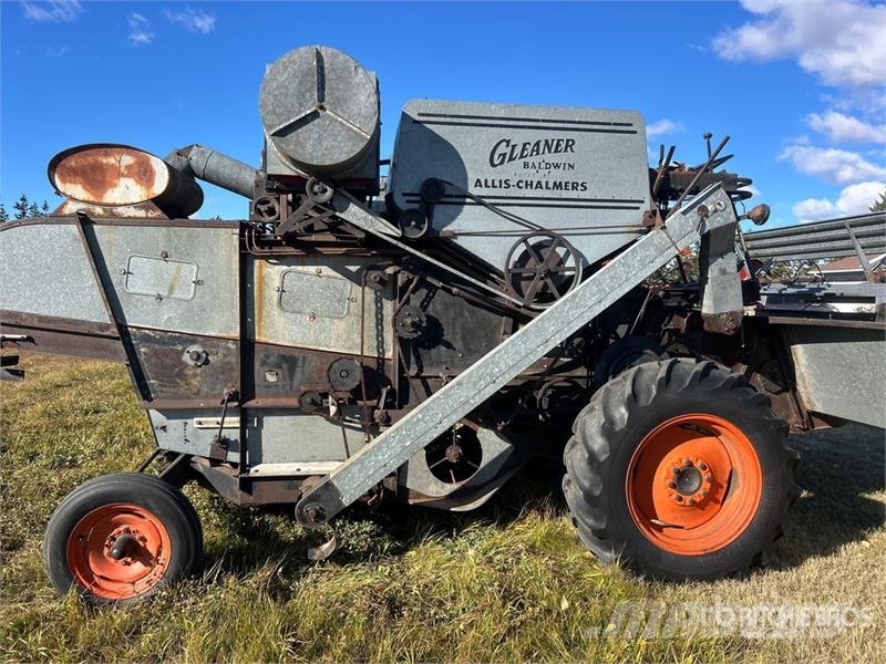 Gleaner Combine Harvester Kombajni