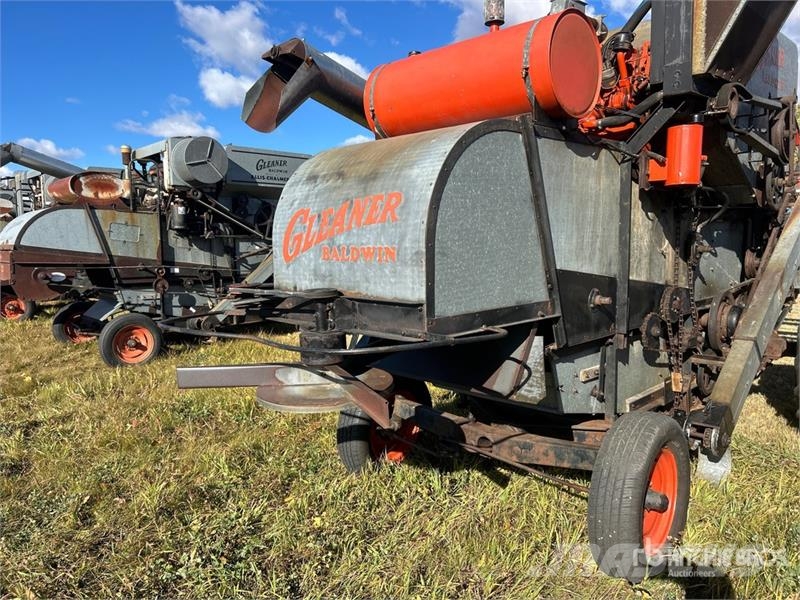 Gleaner Combine Harvester Kombajni