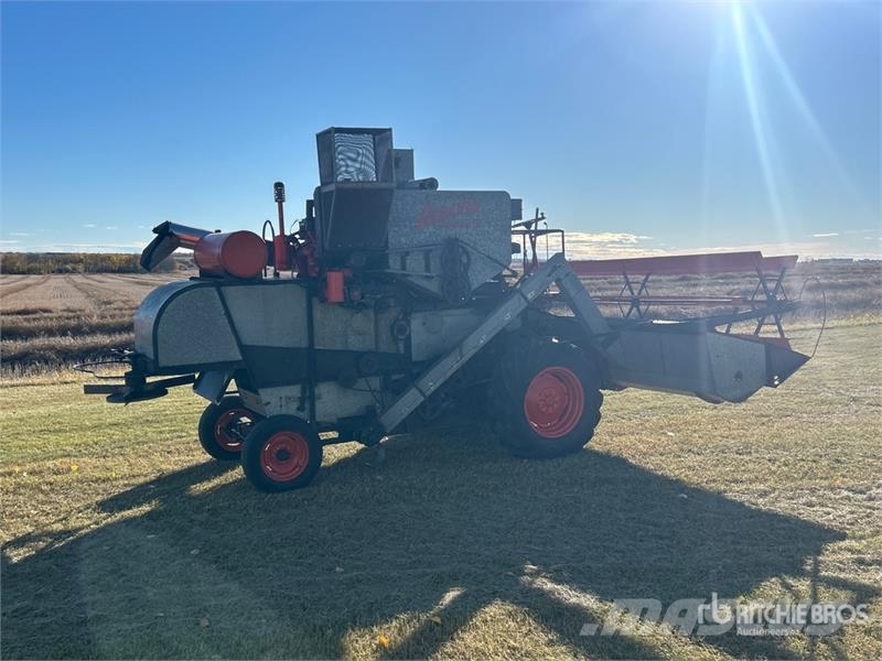 Gleaner Combine Harvester Kombajni