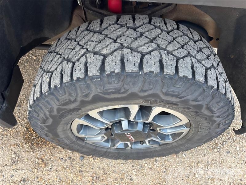 GMC 2500 SLE 4x4 Crew Cab Pickup Muu