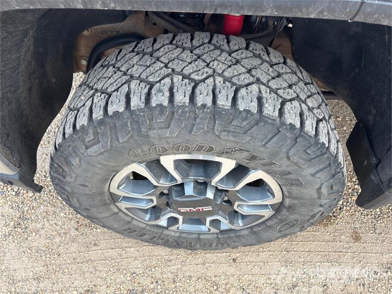GMC 2500 SLE 4x4 Crew Cab Pickup Muu