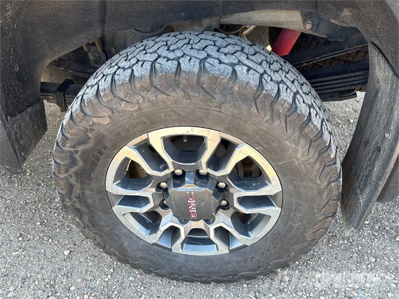 GMC 3500 4x4 Crew Cab Pickup Drugi