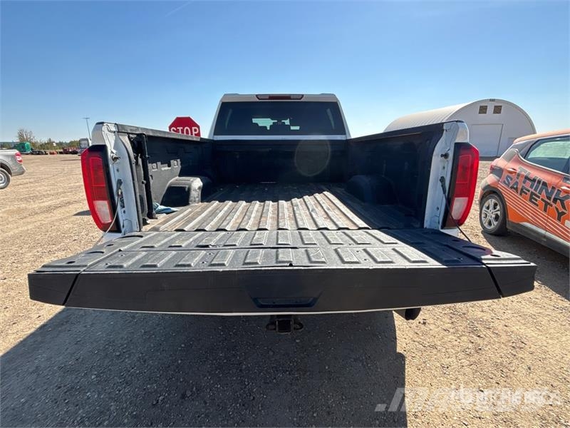 GMC 3500 4x4 Crew Cab Pickup Drugi