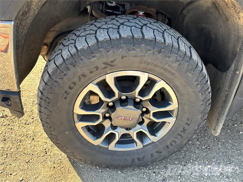 GMC 3500 4x4 Crew Cab Pickup Drugi