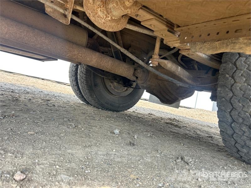 GMC 3500 Cheyenne 4x2 Flatbed Truck Platte bakwagens