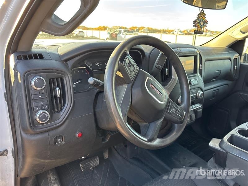 GMC 3500HD 4x4 Extended Cab Pickup Muu