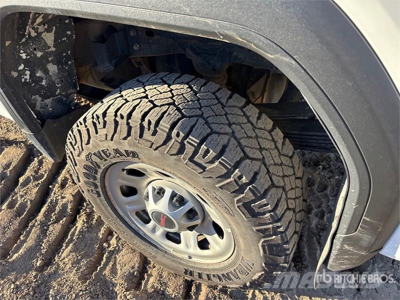 GMC 3500HD 4x4 Extended Cab Pickup Muu