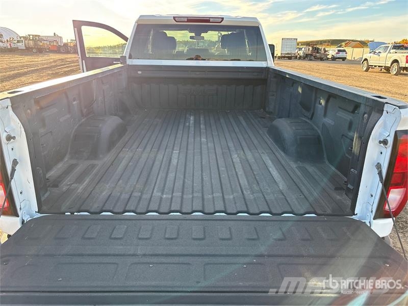 GMC 3500HD 4x4 Extended Cab Pickup Muu
