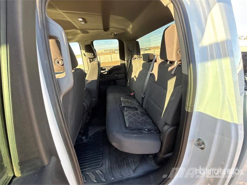 GMC 3500HD 4x4 Extended Cab Pickup Muu