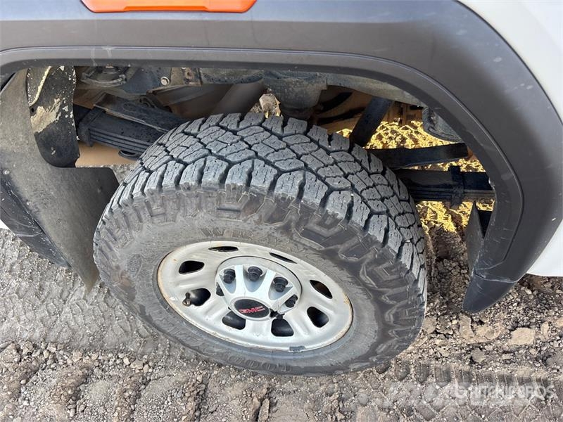 GMC 3500HD 4x4 Extended Cab Pickup Muu